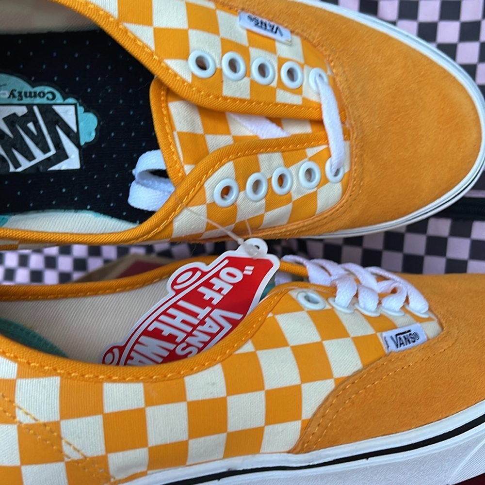 Vans WMNS Comfycush Authent (Checker) Zinnia/True Wht
VN0A3WM7VNC
Sneakers - Picture 15 of 16